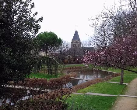 017 L’église de Thiais vue du parc de Cluny