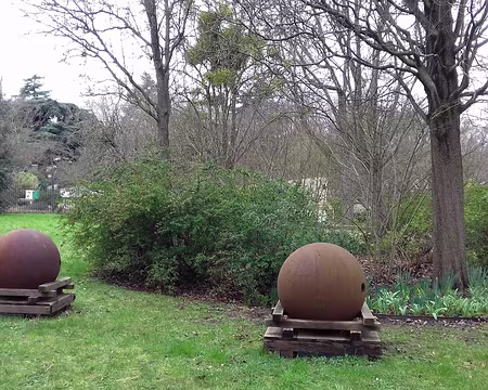 029 Boulets à broyer le charbon de l’ancienne centrale à charbon de Vitry-sur-Seine (parc Marcel Rosette)