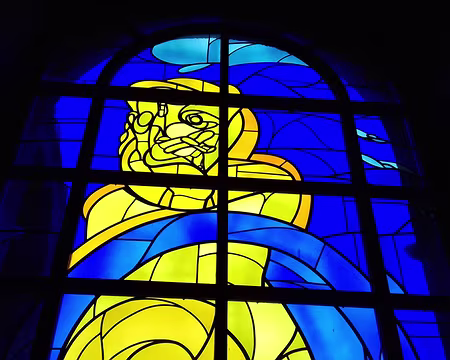 033 L’un des huit vitraux (1985) du vaste hall de l’hôtel de ville. Dessinés par le peintre Valerio Adami et réalisés par Jacques Loire, maître-verrier à Chartres