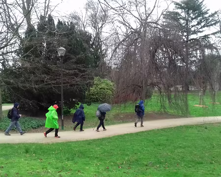 048 Les capes de pluie sont de sortie dans le parc Frédéric Joliot-Curie (Vitry)