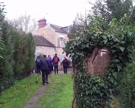 022 Arrivée au village de Saint-Rémy-L’Honoré par le GR 11