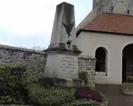 026 Le monument aux morts près de l’église Saint-Rémy