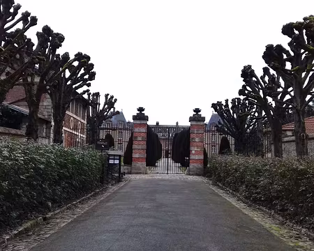 033 Au bout de l’allée, le château du Tremblay (XVIIème siècle) construit par François Mansart pour le seigneur du Tremblay. Depuis 2010, il abrite un centre de...