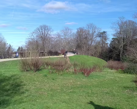 008 La passerelle des Gallicourts à Rueil enjambe la route D913 (ancienne Nationale 13) et relie la plaine des Closeaux au vallon des Gallicourts (coulée verte des...