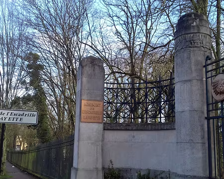 027 L’entrée du Mémorial de l’Escadrille Lafayette à Marnes-la-Coquette
