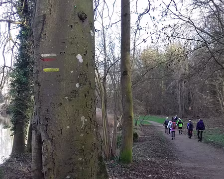 032 Le GR longe l’étang de Villeneuve