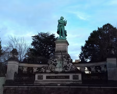 050 Monument de Gambetta (1891) par Auguste Bartoldi près de la villa des Jardies (Sèvres). Merci Jean-Luc pour cette belle randonnée printanière dans les...