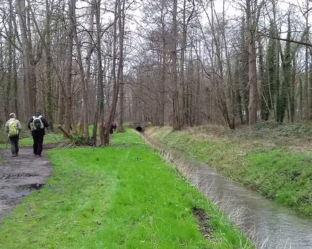 015 Le ru de Gally s’écoule en direction de la ferme de Gally à l’ouest