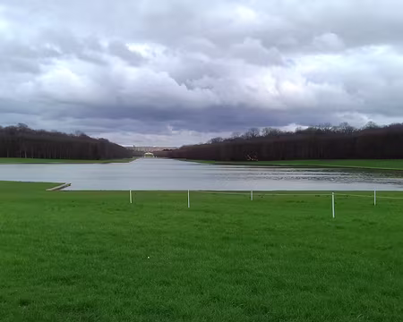 019 L’extrémité du Grand Canal et le château de Versailles