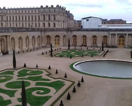 036 L’orangerie (Jules Hardouin-Mansart, 1686) et l’aile sud du château vues depuis le Grand Escalier. En hiver, l’orangerie abrite 1500 arbustes en caisses