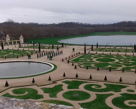 037 Le parterre de l’orangerie et la Pièce d’eau des Suisses sont séparés par la route de Saint-Cyr