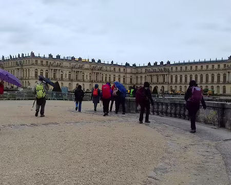 038 Arrivée au château de Versailles sous la pluie