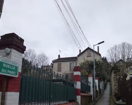 P1180700 Petites ruelles au milieu des pavillons en meulière
