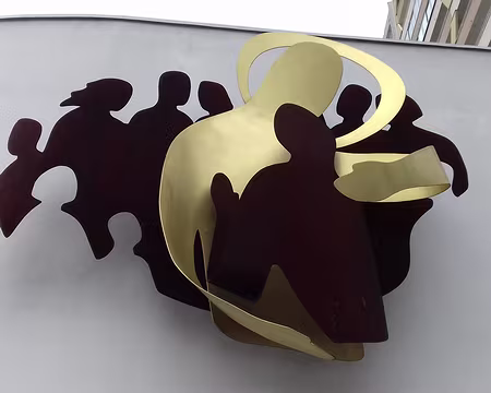 029 Sculpture sur la façade de la cathédrale