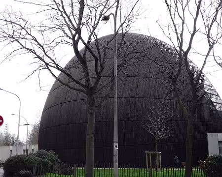 030 L’arrière de la cathédrale avec son clocher-campanile haut de 25 m situé sur le parvis
