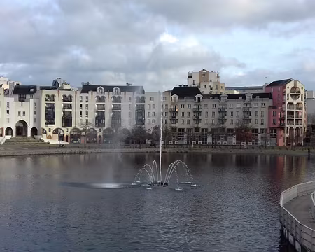 040 Le port circulaire de Créteil. Les arcades abritent des commerces (cafés, restaurants, ateliers d’artistes, …)