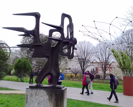 002 Le Dragon, œuvre de Victor Roman (1977) dans le quartier du Parc, près de la gare, à Guyancourt