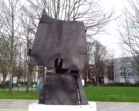 005 Laiton, sculpture de Patrick Guérard (1977) à Guyancourt