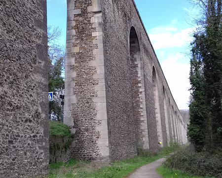 030 Haut de 45 m et long de 580 m, cet aqueduc comporte 19 arcades. Classé monument historique (1952)