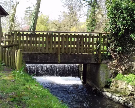 046 Passerelle sur la Bièvre à Vauboyen