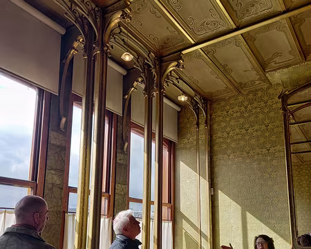 008 Structures métalliques apparentes aussi à l'intérieur. La lumière entre à flot.