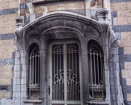 014 Hôtel Deprez-Van de Velde, par Horta, 1896. Pierre blanche et bleue finement ouvragée. Grilles en coup de fouet.