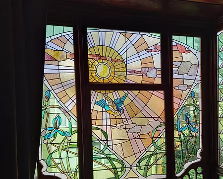 018 Vitraux du maître-verrier Raphaël Evaldre, qui importa en Belgique le verre américain, créé par Tiffany.