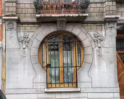 037 Maison à Schaerbeck. Architecte Joseph Hollman 1908. Fenêtre à arc outrepassé, typique de l'Art Nouveau bruxellois.