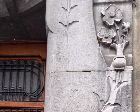 038 Detail dans la pierre bleue (calcaire de Soignies en Belgique).