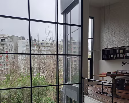 040 Béton, brique, et verre, donnant sur la voie ferrée.