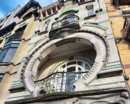 050 Et son incroyable loggia en double arcs outrepassés. Classée en 2006.