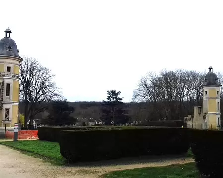 002 Ces deux tours sont les seuls vestiges du château des Clayes construit au XIXème siècle (1810-1816) pour la famille Delaborne près d’un ancien relais de chasse