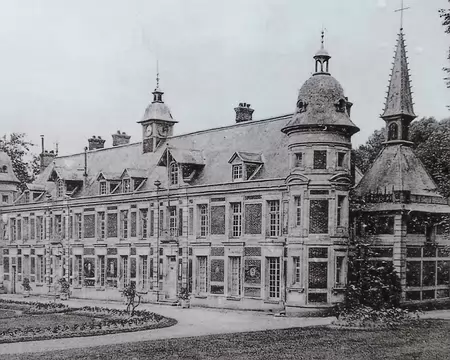 003 Ce château néoclassique a été incendié pendant la deuxième guerre mondiale