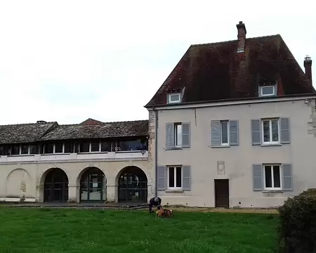 004 A l’entrée du parc de Diane, le pavillon de chasse construit en 1360 par Pierre Potel, écuyer du roi. Ce bâtiment fut la propriété de deux favorites royales :...