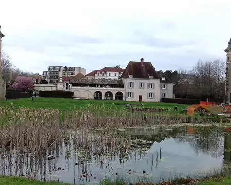 006 Le bassin situé devant la terrasse de l’ancien domaine des Clayes, les deux tours latérales du château, et le pavillon de chasse dans le parc de Diane