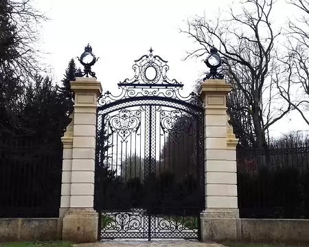 011 La grille d’entrée et le pavillon Mansart (XVIIème siècle) sont les seuls vestiges du château des Gondi aujourd’hui disparu