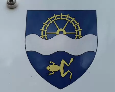 021 Le blason du village de Rennemoulin : « roue à aubes d’or et rainette nageant »