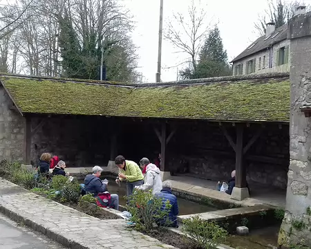 022 Pique-nique au lavoir Saint-Nicolas à Rennemoulin. C’est l’un des rares lavoirs en atrium de la région