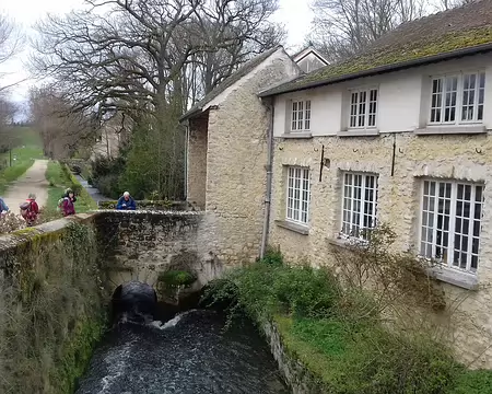 024 Le pont du moulin de Rennemoulin (XVIIème siècle) avec voûte à deux arches enjambant le ru de Gally. Le village s’est constitué au XIIIème siècle autour du...