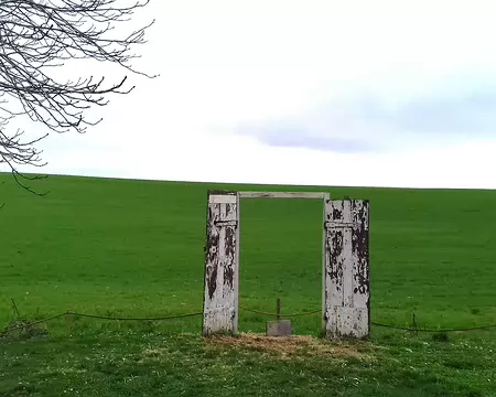 026 Porte ouverte près de la chapelle Saint-Nicolas