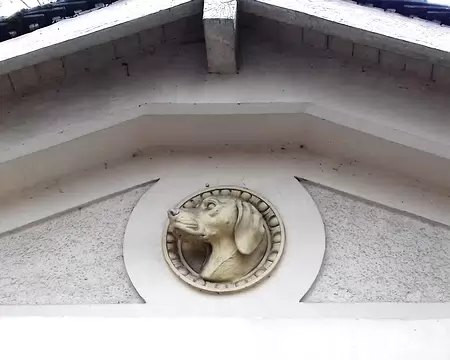 027 Médaillon au chien (Rennemoulin)