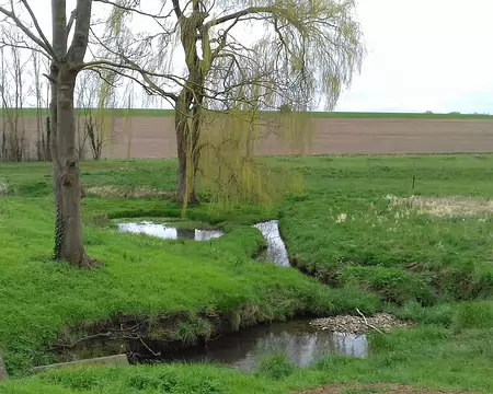 037 La fontaine Maltoute au bord du chemin