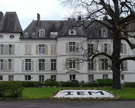 038 Le château de Bailly (XVIème siècle), au cœur du village, a une longue histoire