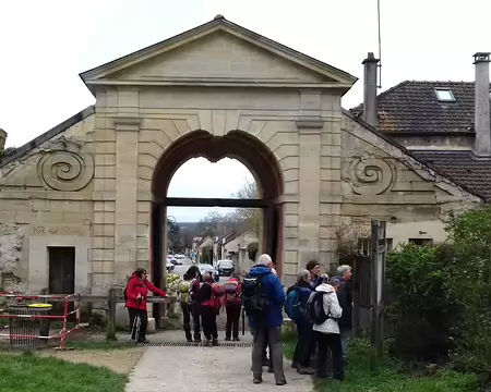 046 La porte des Gondi et l’ancienne cour du château de Noisy. Cette porte est le seul vestige du château construit au XVIIème siècle pour Albert de Gondi, grand...