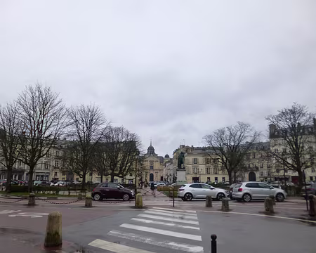P1180782 Place Hoche avec sa statue (1768-1797) et au loin l'église Notre-Dame consacrée en 1686