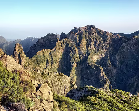 060 11-04-2024 Nous allons traverser cette ligne de crêtes depuis le Pico do Areeiro.