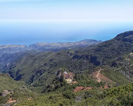 072 L'Abrigo du Pico Ruivo, le chemin vers Achada do Teixeira et les villages de la côte sud.