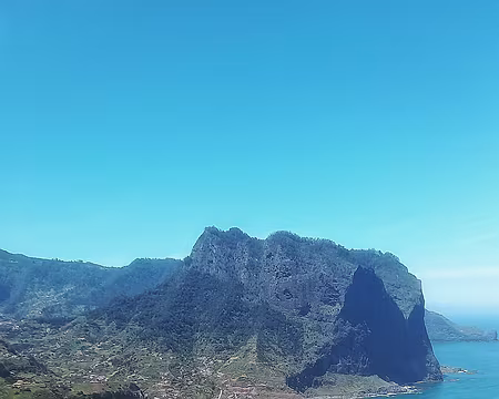 088 Porto da Cruz aux pieds du rocher de l'aigle (penha de Aguia)