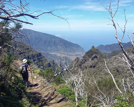 109 Belle vue sur le têton du Pico Grande 1654 m. On est un peu plus haut.