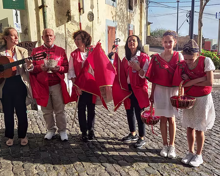 115 Festas do Esperito Santo, dans toutes les Açores. Elles ont lieu entre Pâques et la Trinité.